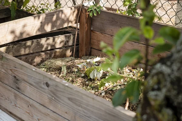 庭で自家製の木製の堆肥ビン 有機生分解性材料や家庭廃棄物をコンポーネントでリサイクルする 最高の有機肥料 — ストック写真