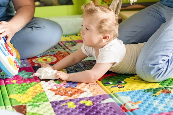 Porträt Eines Kindes Mit Zerebralparese Bei Der Physiotherapie Einem Kindertherapiezentrum — Stockfoto