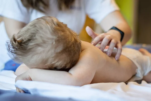 子供リハビリテーションセンターでマッサージを受けている赤ちゃん 治療でリラックスしている小さな子供 マッサージセラピストが赤ん坊をマッサージ — ストック写真