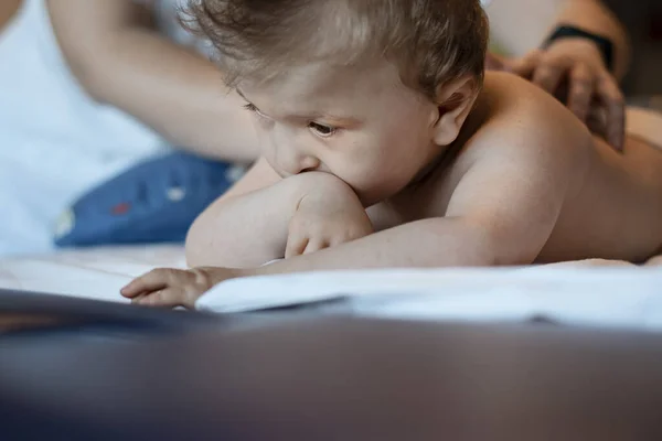 婴儿在儿童康复中心做背部按摩 小孩在治疗上放松 按摩治疗师按摩婴儿 — 图库照片