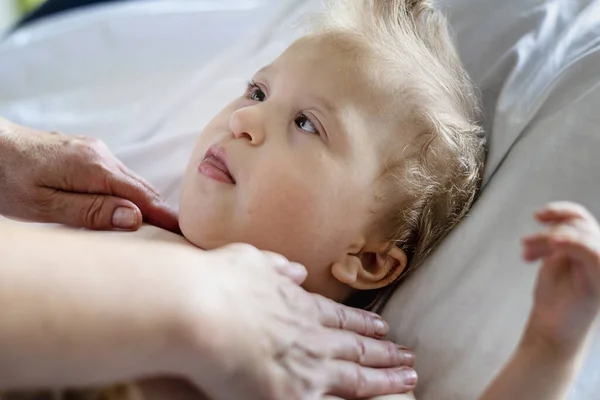 Baby Met Massage Een Revalidatiecentrum Voor Kinderen Het Kleine Kind — Stockfoto