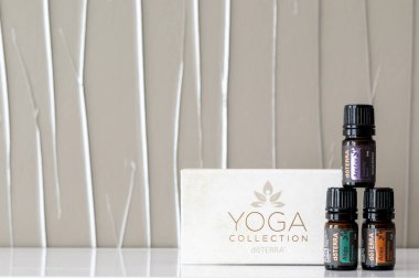 Banska Bystrica, Slovakya - 2 Şubat 2020: Yoga koleksiyonunda yüksek kaliteli önemli yağlar, Doterra markası. Aromaterapi. Sağlık ve refah kavramı. 
