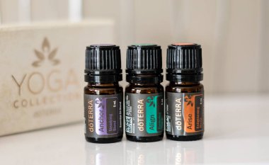 Banska Bystrica, Slovakya - 2 Şubat 2020: Yoga koleksiyonunda yüksek kaliteli önemli yağlar, Doterra markası. Aromaterapi. Sağlık ve refah kavramı. 