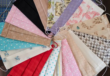 Dikiş aksesuarlarıyla el yapımı pamuklu kumaş yüz maskesi üzerinde titizlikle durun. Tükürük, öksürük, toz, kirlilik, virüs, bakteri, COVID-19 'a karşı koruma. 