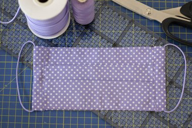 Dikiş aksesuarlarıyla el yapımı pamuklu kumaş yüz maskesi üzerinde titizlikle durun. Tükürük, öksürük, toz, kirlilik, virüs, bakteri, COVID-19 'a karşı koruma. 