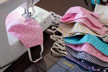 Dikiş makinesinde el yapımı pamuklu pamuk yüz maskesi seçmeye odaklan. Tükürük, öksürük, toz, kirlilik, virüs, bakteri, COVID-19 'a karşı koruma. 