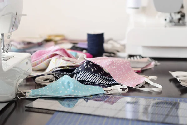 Bovenaanzicht Van Handgemaakte Beige Stof Katoenen Gezichtsmasker Mat Met Naaiaccessoires — Stockfoto