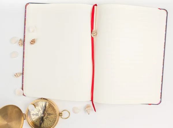 Cuaderno de plantillas con brújula y conchas — Foto de Stock