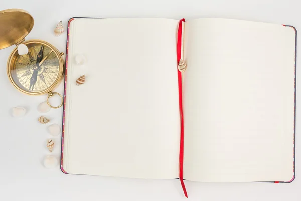 Kompass med tomma sidor notebook. — Stockfoto