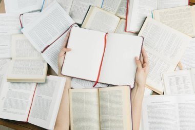 Açık defter kitap üstünde. 