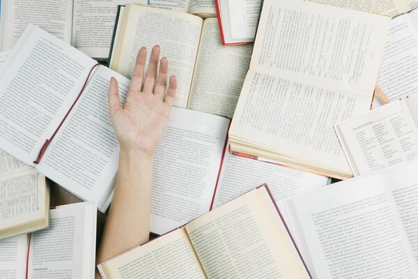 Одна рука среди множества книг. Тема образования и знаний
.