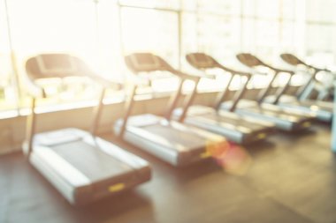 Spor egzersiz makinesi Stand arkasında bir başka bir sürü. 