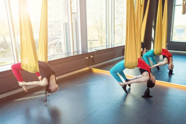 Entrenamiento de mujer de clase de yoga con mosca aérea — Foto de Stock