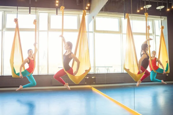 Flexibilitet och lätthet, utbildning i en idrottsförening, hängmattor — Stockfoto