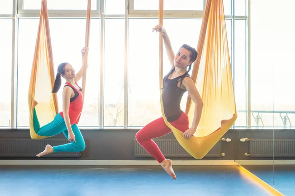 Entrenamiento de gimnasia aeróbica feliz . — Foto de Stock