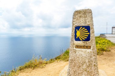 Camino de Santiago nihai hedef (Cabo) Cape Finisterre sıfır taş tabelasını .  