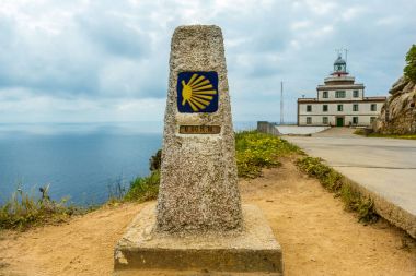 Bir işaretçi olarak Cape Finisterre Camino de Santiago hacıları oryantasyon. 