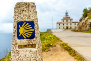 Bir işaretçi olarak Cape Finisterre Camino de Santiago hacıları oryantasyon. 