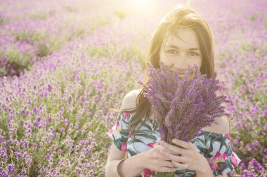 Çiçeklenme lavanta buket mutlu kadının.