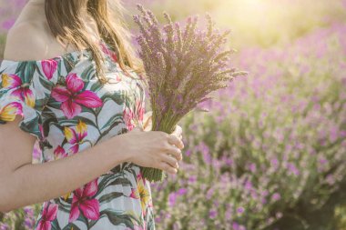 Lavanta buket tutan genç romantik kadın inanılmaz tanınmaz portresi. 