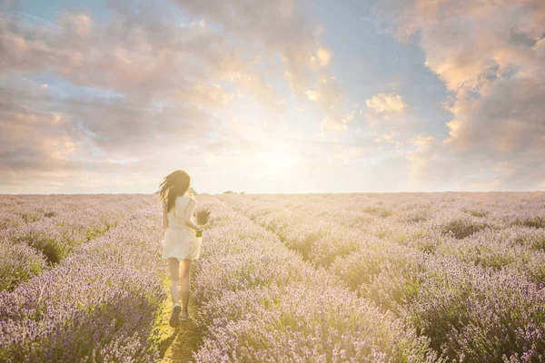 Attraktiv smal tjej på fältet fantastiska lavendel. — Stockfoto