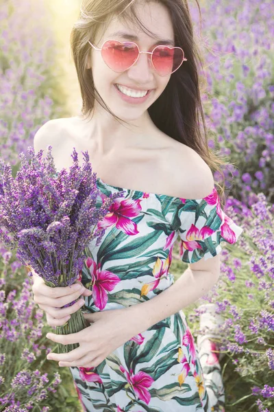 Gelukkig zomer op Lavendel veld humeur. — Stockfoto