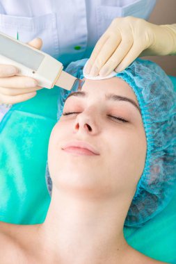 Yüzün ultrasonik temizliği.