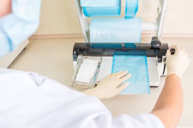 Kullanılan tıbbi aletlerin sterilizasyon ve paketleme için donatım. 