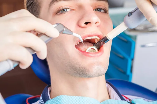 Proces zubního ošetření. — Stock fotografie
