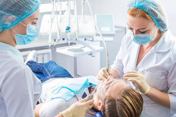 Professionele tandheelkundige controle en behandeling. — Stockfoto