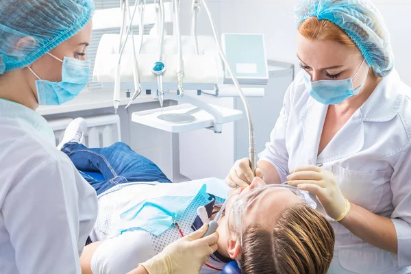 Verificação e tratamento dentário profissional . — Fotografia de Stock