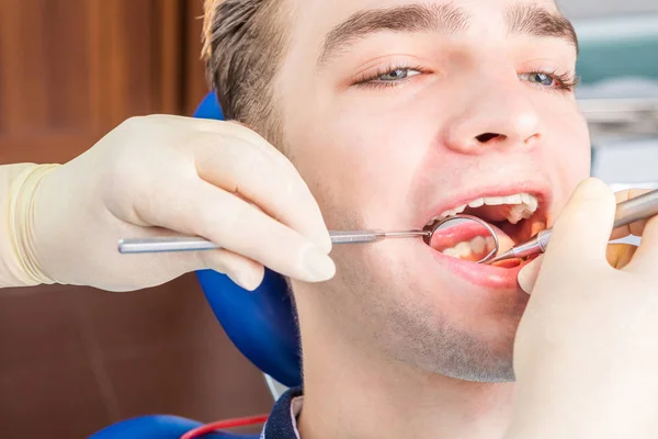 Utilização de equipamento profissional para tratamento dentário . — Fotografia de Stock