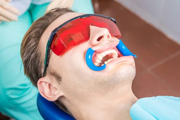 Dentista verificando aparelhos dilatador da boca em uso . — Fotografia de Stock