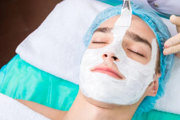 Joven hombre hermoso utilizando el servicio de cosmetología . — Foto de Stock