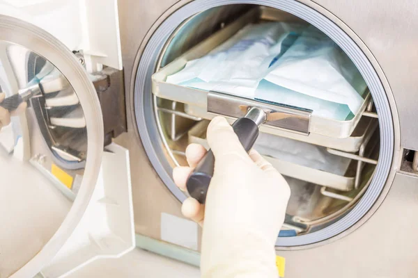 Оборудование для стерильной очистки рабочих медицинских инструментов. — стоковое фото
