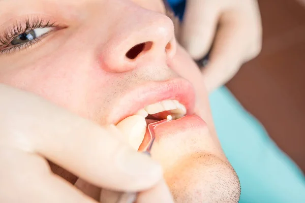 Um jovem na recepção de um dentista . — Fotografia de Stock