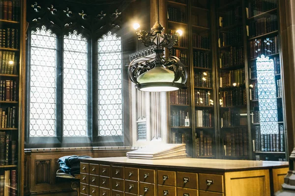 Estantes de livros na antiga biblioteca de Manchester . — Fotografia de Stock