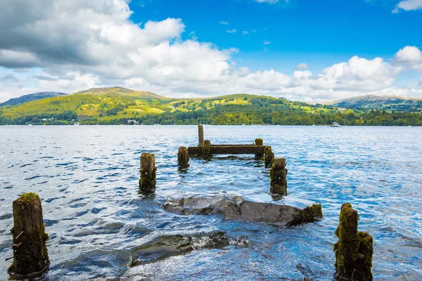 Eski bir ahşap iskele kalıntıları.