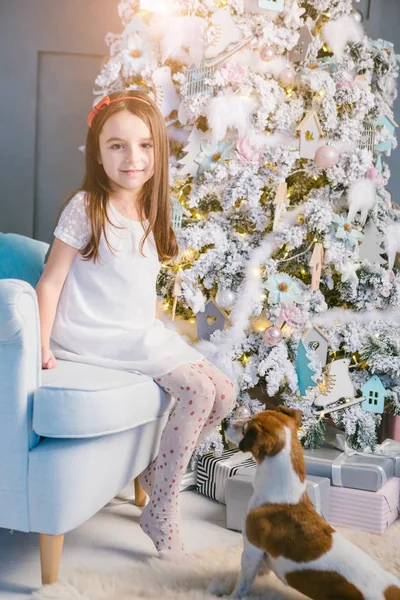 Adorável momento de Natal menina — Fotografia de Stock