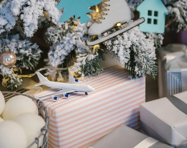 Αεροπλάνο παιχνίδι μεταξύ των διακοσμήσεων Χριστουγέννων και κουτιά. — Φωτογραφία Αρχείου