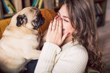 Kadın ve köpek gülüyor