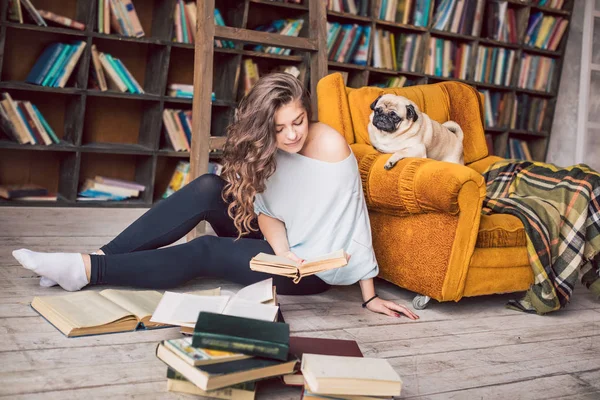 Mulher de leitura em casa — Fotografia de Stock