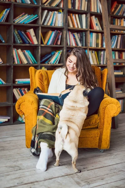 Beautiful young woman reading — Stock Photo, Image