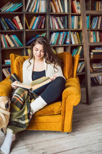 Smart and beautiful young reader woman. — Stock Photo, Image
