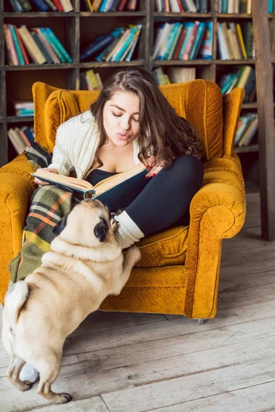 Schöne junge Frau und ihr lustiger Hund. — Stockfoto