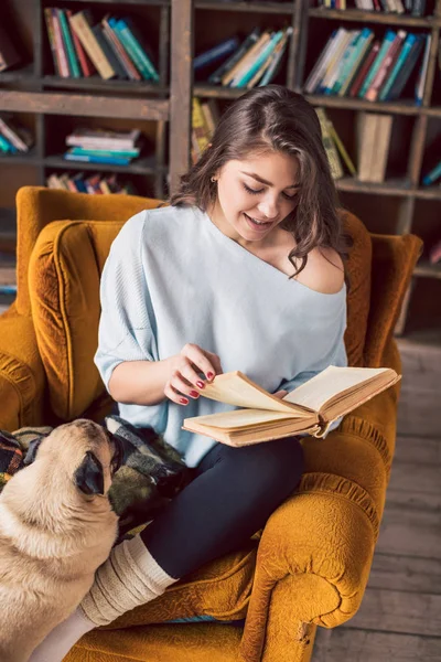 Bibliothek liest Frau mit Buch. — Stockfoto