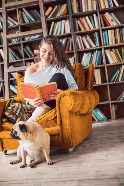 Hora de ler. Aconchegante casa biblioteca quarto . — Fotografia de Stock