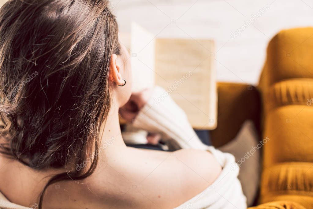 Romantic sinshine sexy shoulder book reader