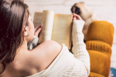 Okuma güzel kadın. 