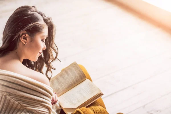 Beautiful reading woman. — Stock Photo, Image